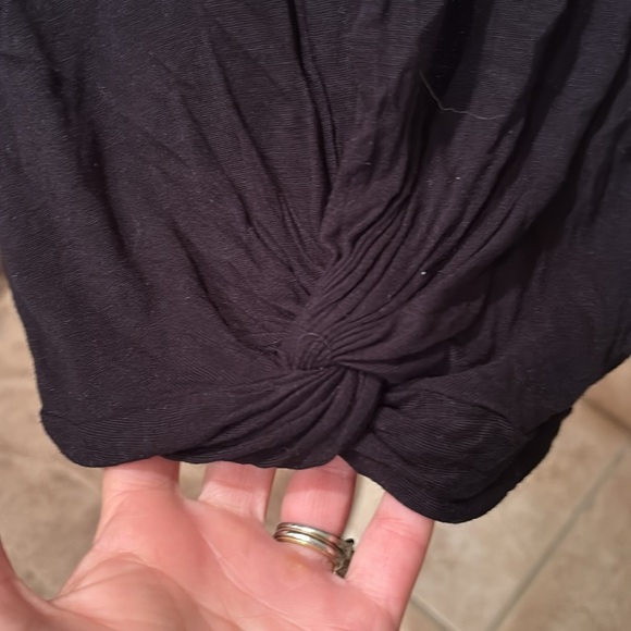 Hinge woman's cute black tee shirt with a knot at the bottom of it - Picture 3 of 11